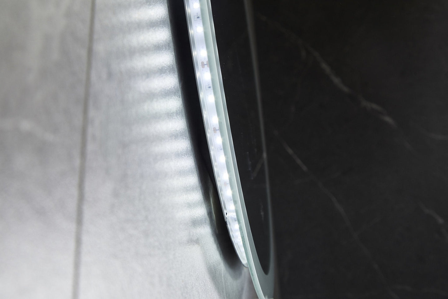 Runder Spiegel 60 cm ohne Rahmen, eingebaute LED-Beleuchtung und Antibeschlag-Funktion