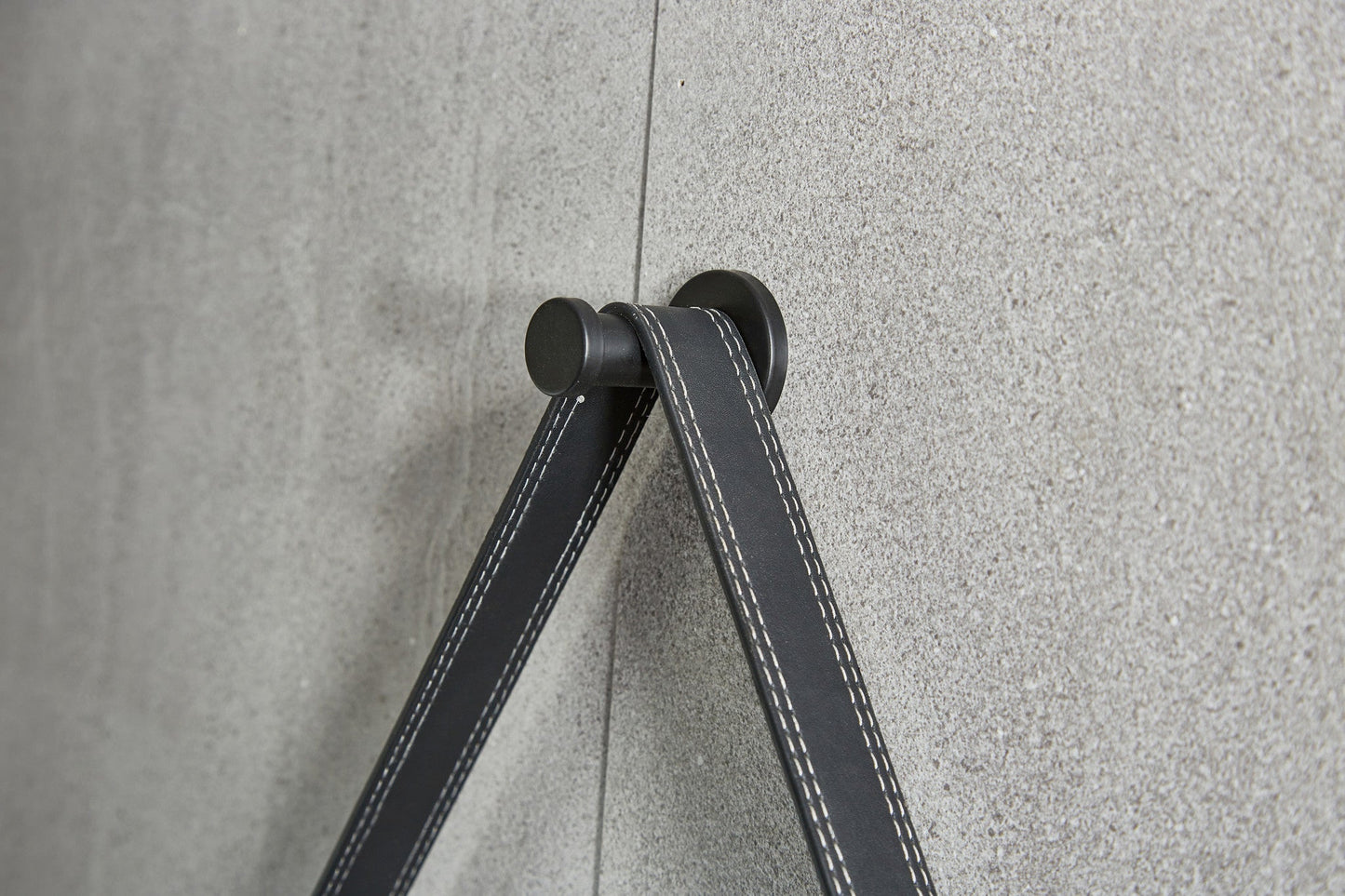 Runder Spiegel 80 cm mit trendigem Riemen, schwarzer Rahmen